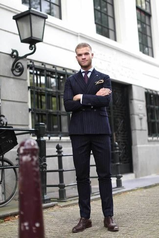 С чем носить бежевый нагрудный платок с принтом