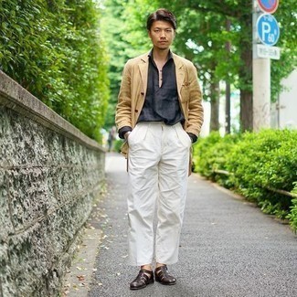 С чем носить бежевый нагрудный платок с принтом