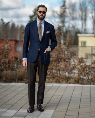 С чем носить бежевый нагрудный платок с принтом