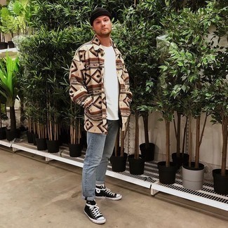 С чем носить бежевую куртку-рубашку с принтом мужчине