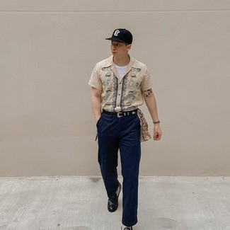 С чем носить бежевую рубашку с принтом мужчине