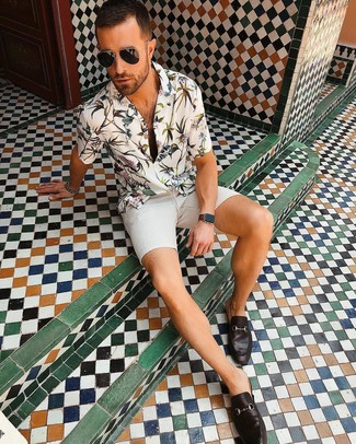 С чем носить бежевую рубашку с принтом мужчине