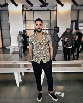 С чем носить бежевую рубашку с принтом мужчине