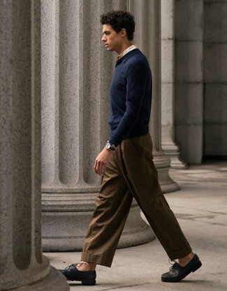 С чем носить бежевую рубашку с принтом мужчине