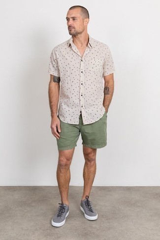 С чем носить бежевую рубашку с принтом мужчине