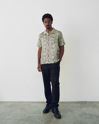 С чем носить бежевую рубашку с принтом мужчине