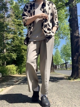 С чем носить бежевую рубашку с принтом мужчине