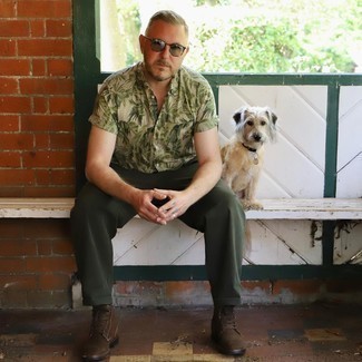 С чем носить бежевую рубашку с принтом мужчине