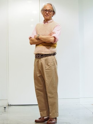 С чем носить бежевый трикотажный жилет с принтом мужчине