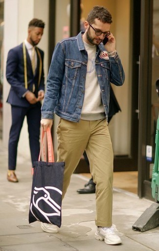 С чем носить бежевый свитшот с принтом мужчине