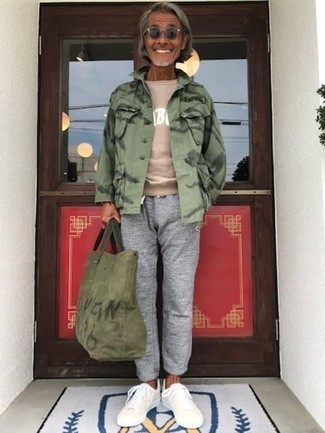 С чем носить бежевый свитшот с принтом мужчине