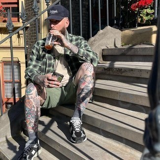 С чем носить бежевую футболку с принтом мужчине