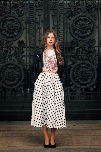 С чем носить бежевую футболку с принтом женщине