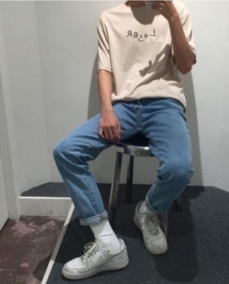 С чем носить бежевую футболку с принтом мужчине