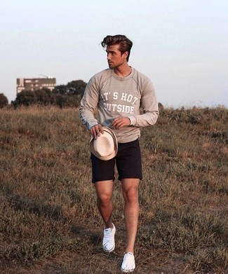 С чем носить бежевую футболку с принтом мужчине