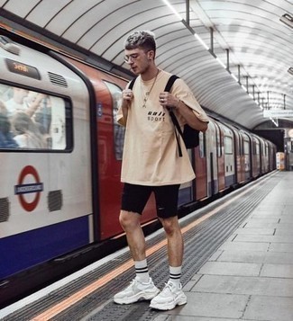 С чем носить бежевую футболку с принтом мужчине