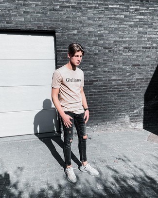 С чем носить бежевую футболку с принтом мужчине