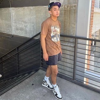 С чем носить бежевую футболку с принтом мужчине