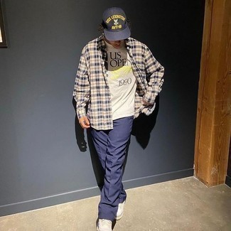 С чем носить бежевую футболку с принтом мужчине