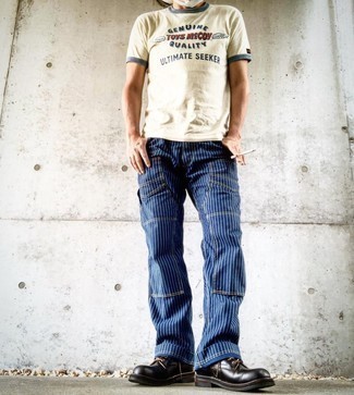 С чем носить бежевую футболку с принтом мужчине