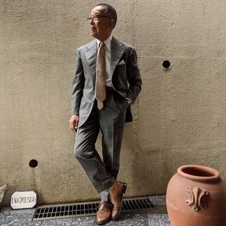 С чем носить бежевый галстук с принтом мужчине