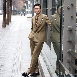 С чем носить бежевый галстук с принтом мужчине