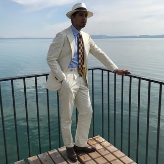 С чем носить бежевый галстук с принтом мужчине