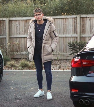 Как носить бежевый пуховик с синими джинсами мужчине