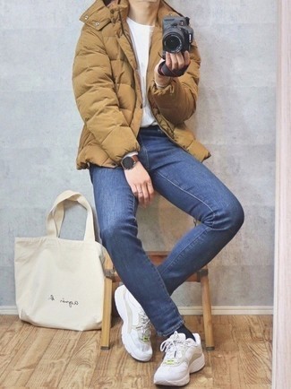 Какие джинсы носить с бежевой курткой-пуховиком мужчине