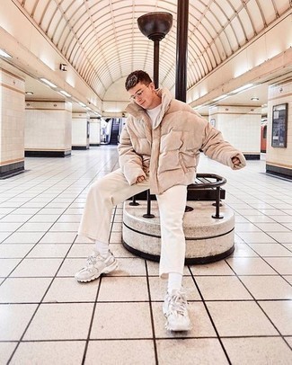 С чем носить бежевую куртку-пуховик мужчине
