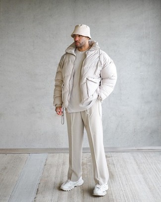 С чем носить бежевую куртку-пуховик мужчине