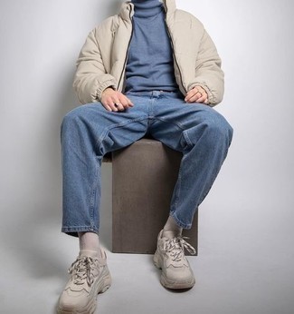 Какие водолазки носить с бежевой курткой-пуховиком мужчине