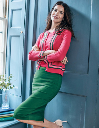 Какие юбки-карандаш носить с бежевыми туфлями