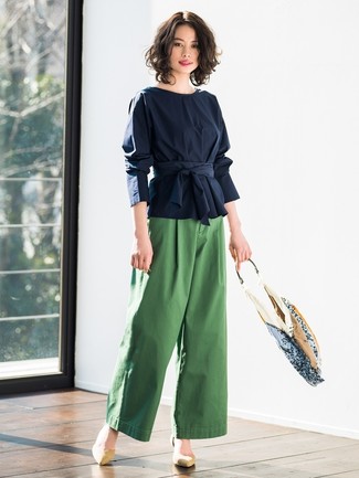 Какие широкие брюки носить с бежевыми туфлями