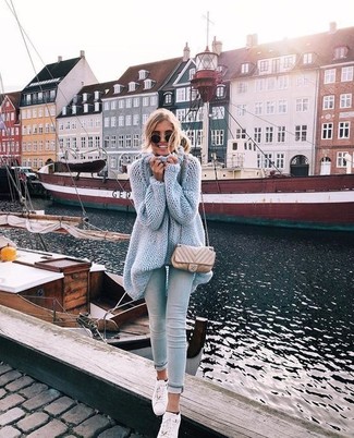 С чем носить бежевую стеганую сумку женщине