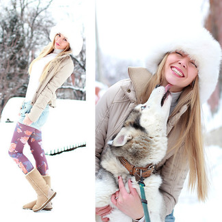 Как носить бежевый стеганый бомбер с светло-коричневыми угги