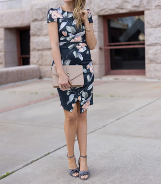 С чем носить бежевый стеганый клатч