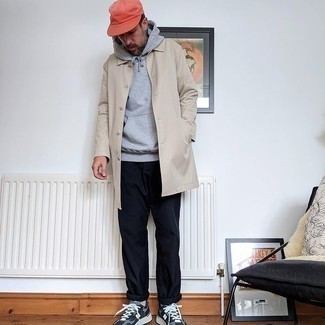 Какие кроссовки носить с бежевым дождевиком мужчине