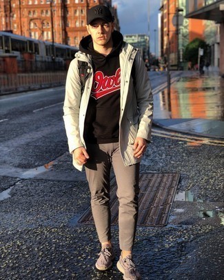 Какие кроссовки носить с бежевым дождевиком мужчине