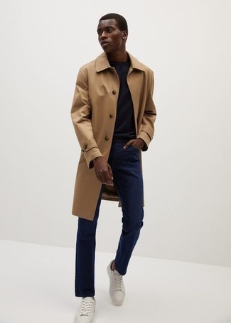 Как носить бежевый дождевик с синими джинсами мужчине