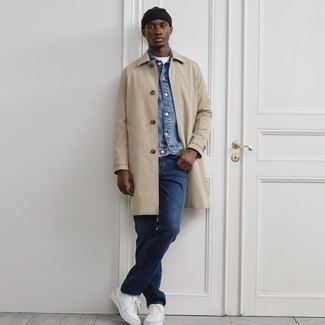 Как носить бежевый дождевик с синими джинсами мужчине