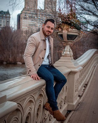 Какие ботинки челси носить с бежевым дождевиком мужчине