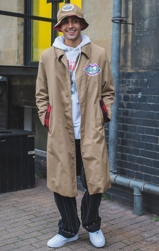 Какие брюки чинос носить с бежевым дождевиком