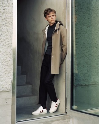 Какие брюки чинос носить с бежевым дождевиком