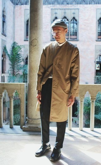 Какие брюки чинос носить с бежевым дождевиком