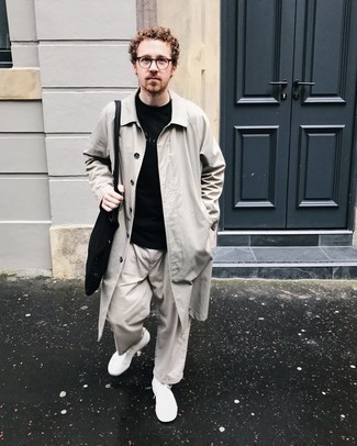 Какие брюки чинос носить с бежевым дождевиком