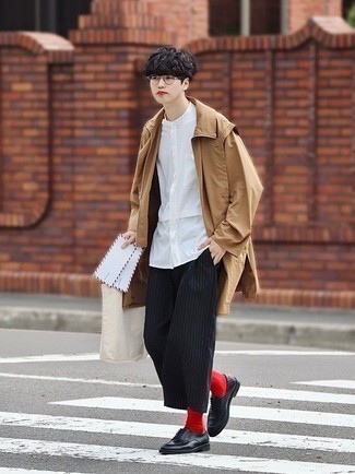 Какие брюки чинос носить с бежевым дождевиком