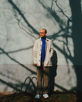 Какие брюки чинос носить с бежевым дождевиком