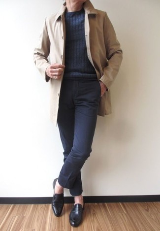 Какие классические брюки носить с бежевым дождевиком мужчине