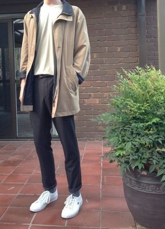 Как носить бежевый дождевик с серыми брюками чинос